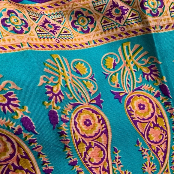 Large silk handmade blockprint scarf/shawl/dupahta - Picture 3 of 7